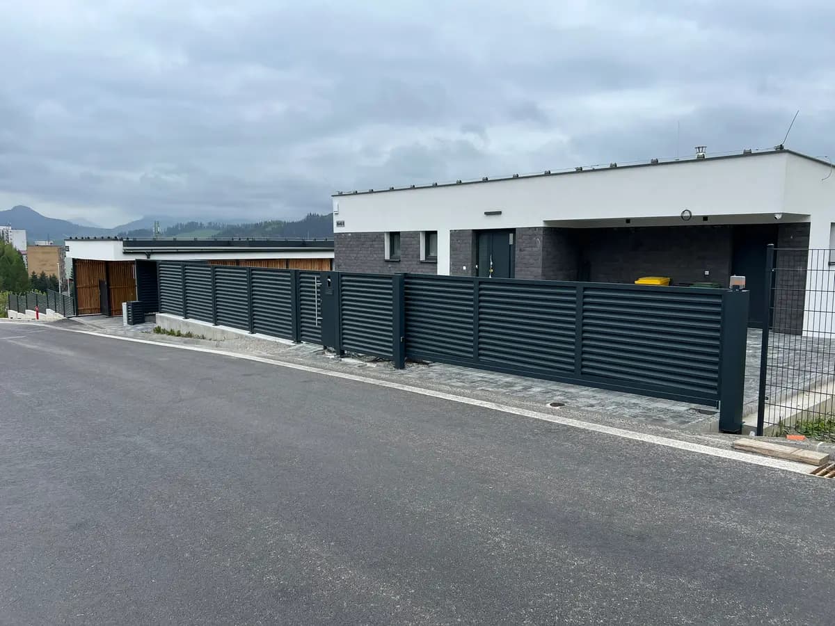 Hliníkové ploty alebo oceľové? Kompletný sprievodca výberom