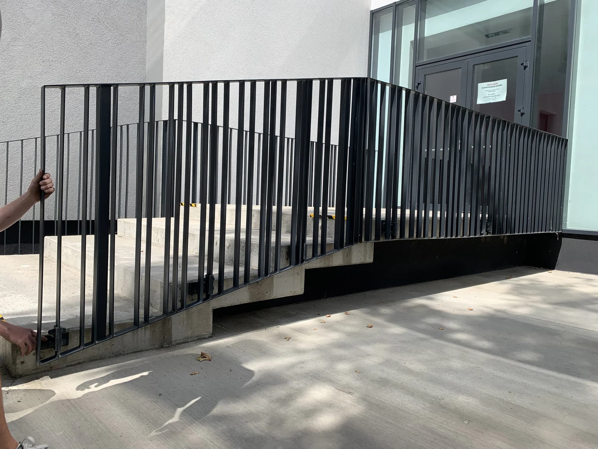 Ideálna výška schodu a zábradlia: Normy, tipy a bezpečnosť pre váš domov