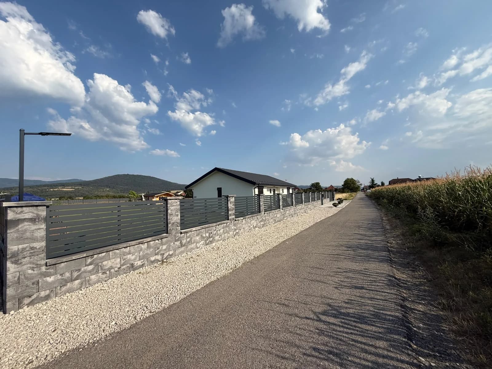 Luxusný moderný plot okolo rodinného domu