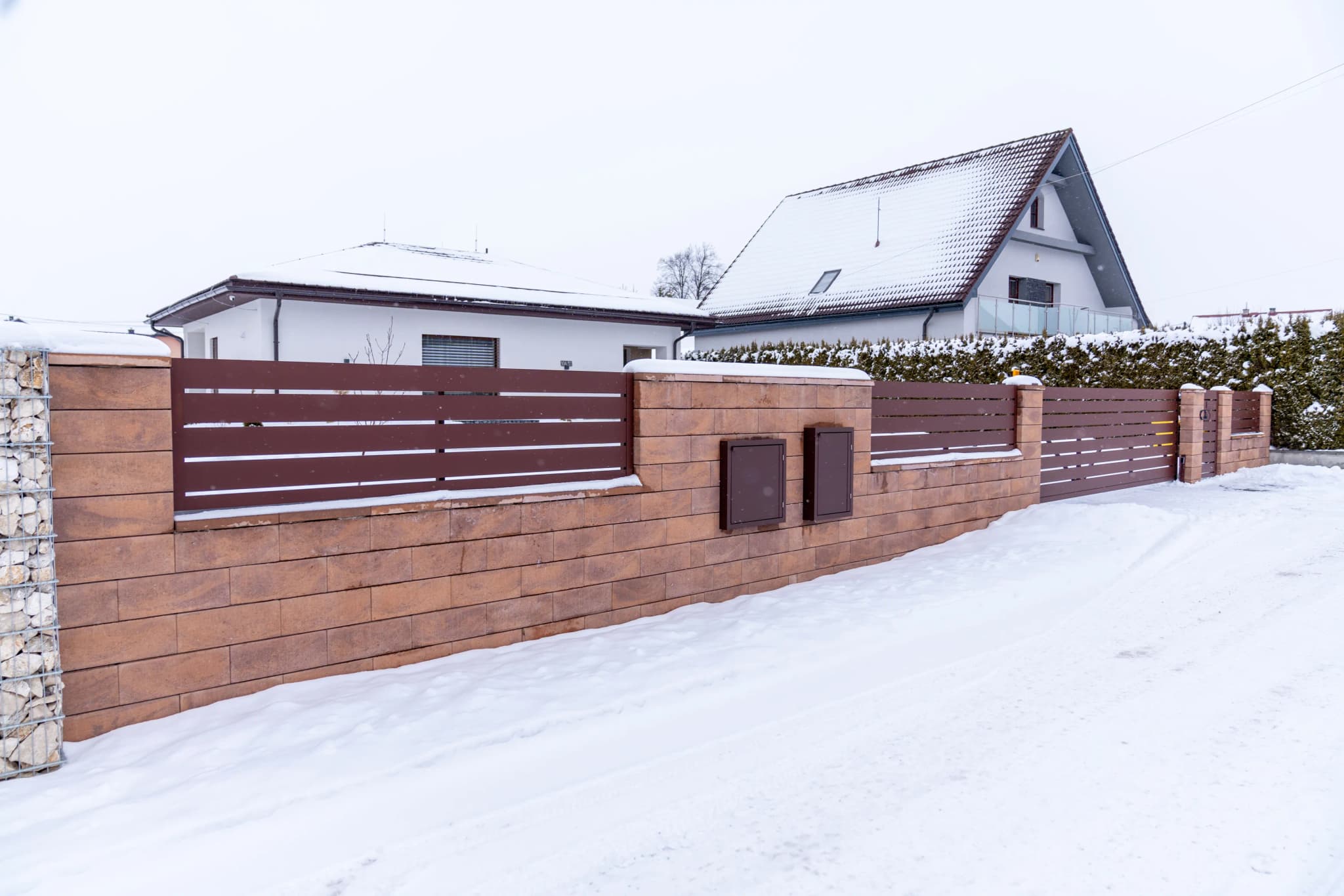 Ploty a brány aj v zime? Prečo je práve teraz ideálny čas!