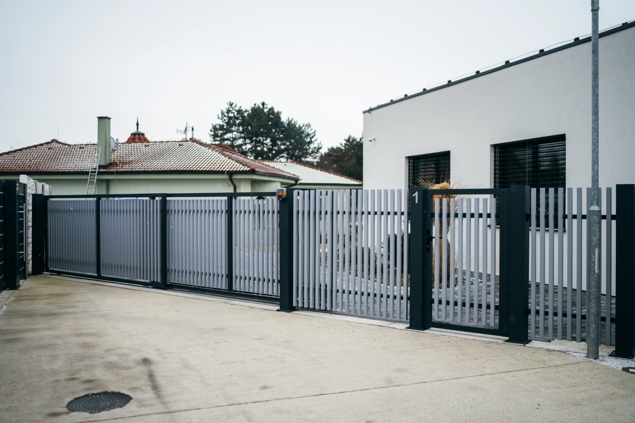 Stavba plotu a stavebný zákon: Povolenia, povinnosti a výška plota