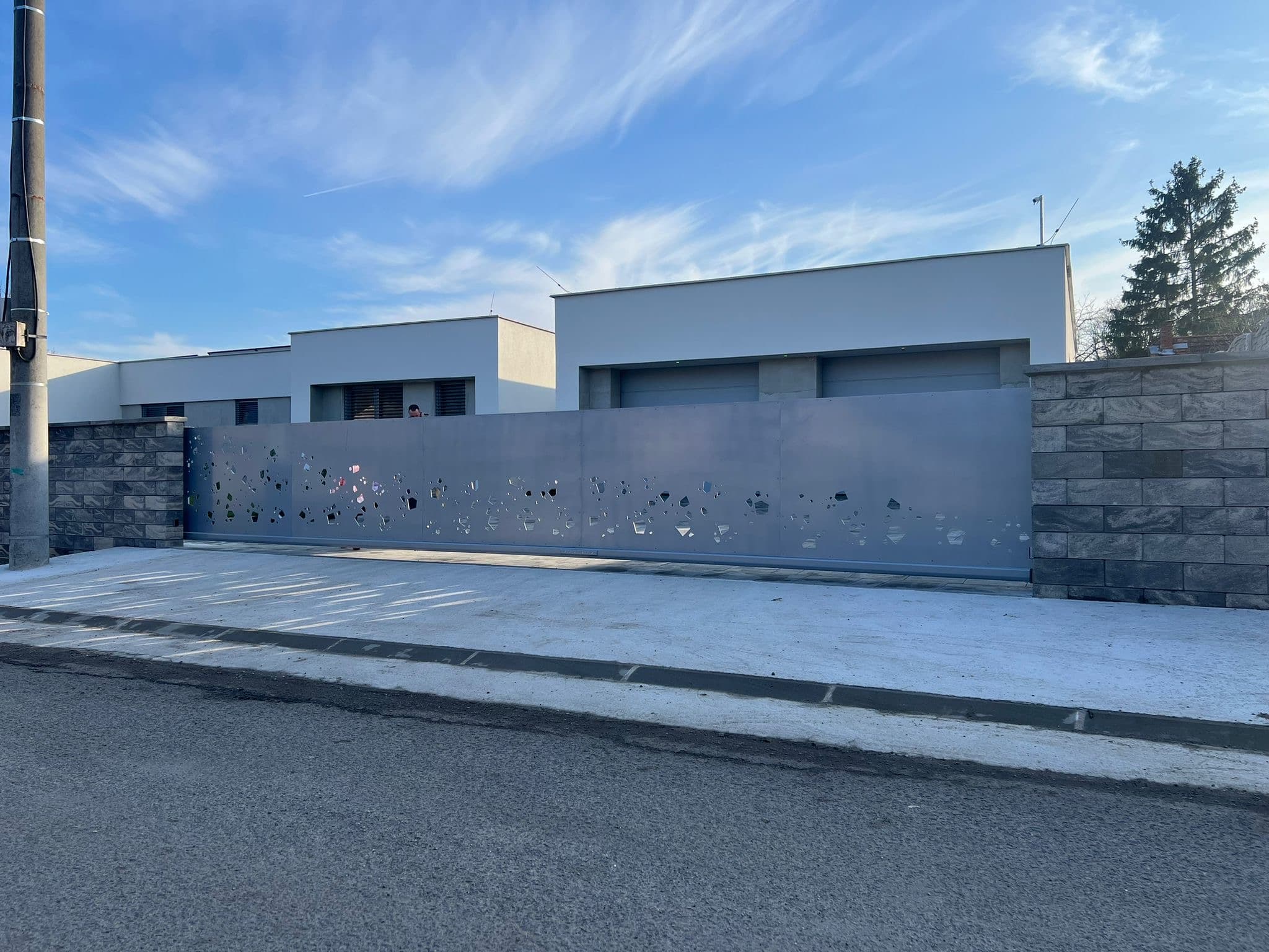 Výhody hliníkových plotov - Prečo sú ideálnou voľbou oproti tradičným materiálom